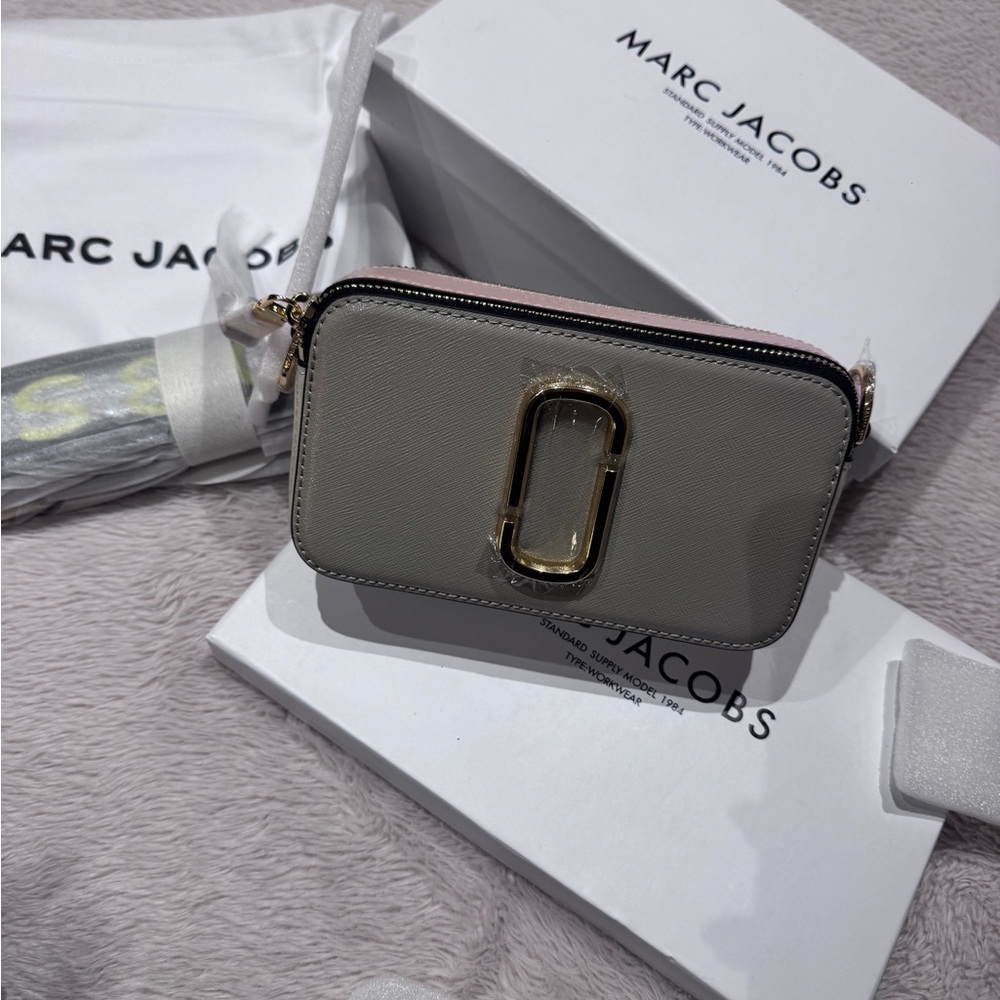 Marc Jacobs Crossbody Camera Bag in Light Gray with Pink Trim
